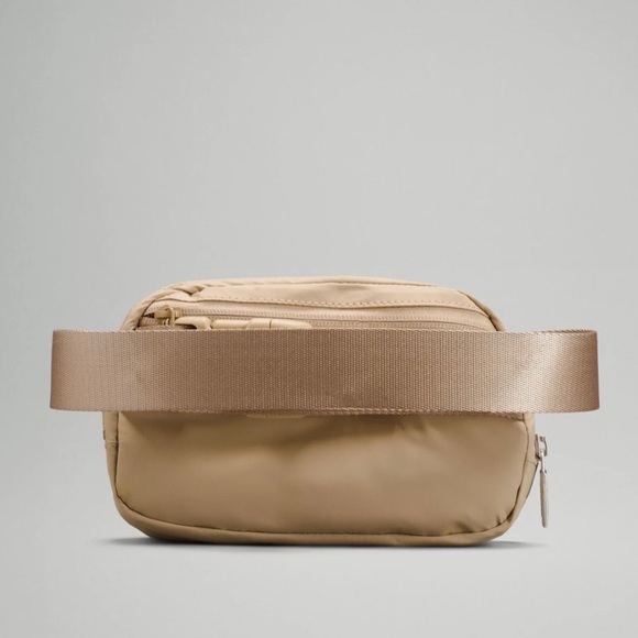 ✨Lululemon Everywhere Belt Bag-Trench 1L✨ - Picture 4 of 4